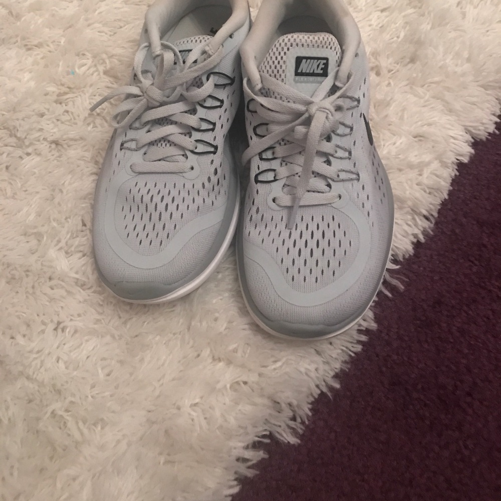 Grey Nike flex run 2017 sneakers